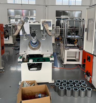 Motore a induzione statore bobina avvolgimento macchina di inserimento ventilatore oscilante completamente automatico Fornitore